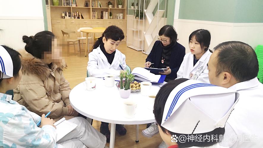 在重慶，心理咨詢?nèi)绾螢橐钟舭Y患者重塑希望之光